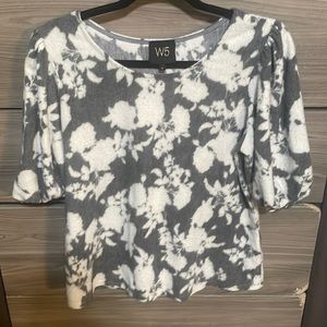 W5 size medium top with puffed sleeves